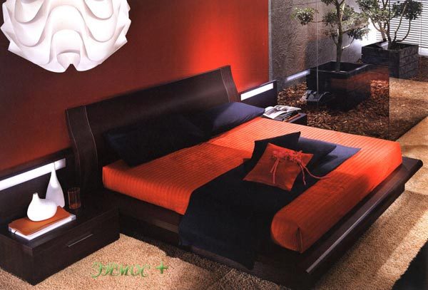 Lit rouge avec éléments noirs